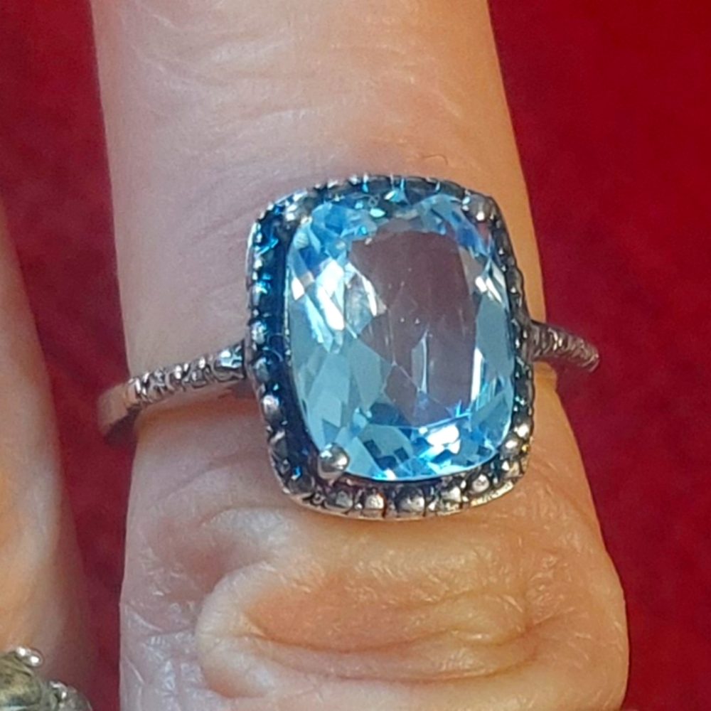 Stunning blue sapphire size 5 some wear only really noticable up close